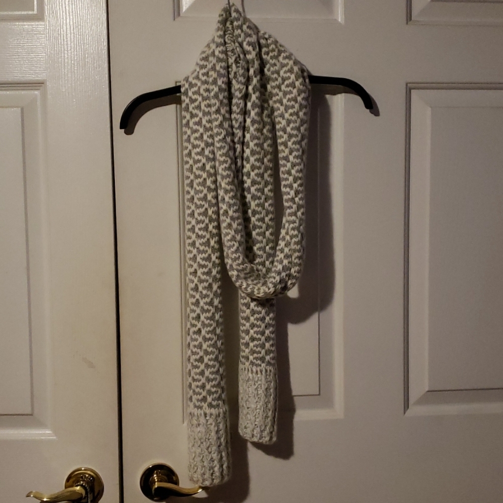 Grey/White Scarf